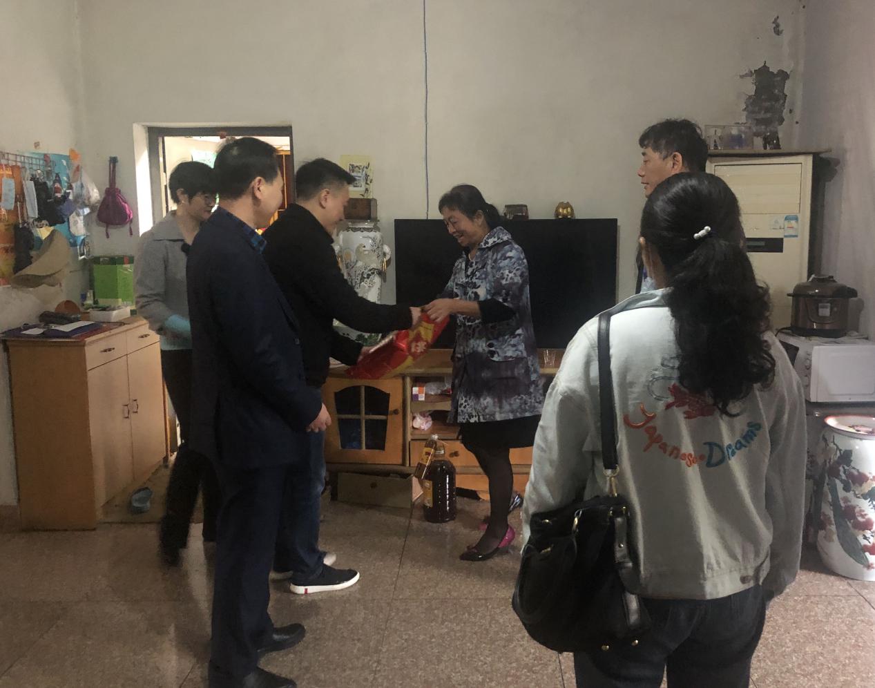 走訪慰問(wèn)困難戶，真情關(guān)愛(ài)暖人心