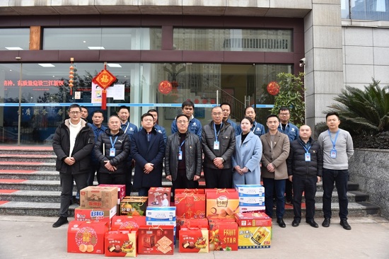 集團(tuán)公司黨委書記、董事長周燕賓一行看望慰問臨港公司一線員工