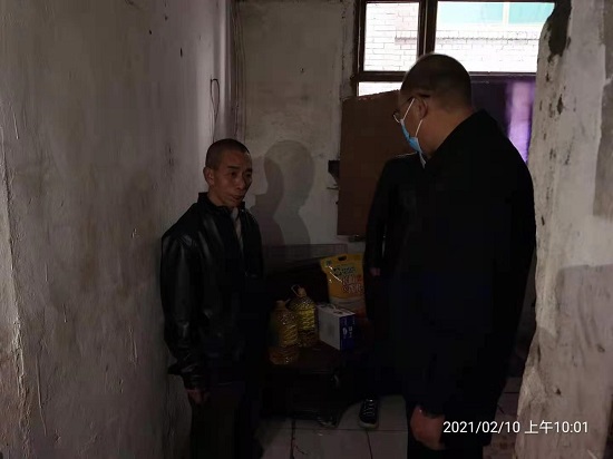 集團(tuán)公司慰問“雙包雙?！鄙鐓^(qū)困難群眾