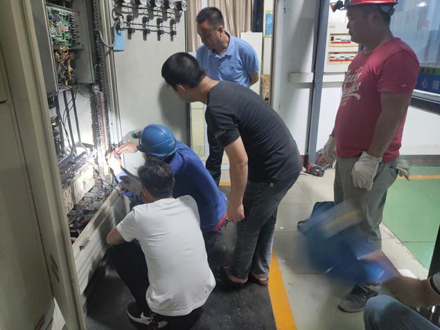 通宵奮戰(zhàn)，順利完成一水廠泵站電氣改造