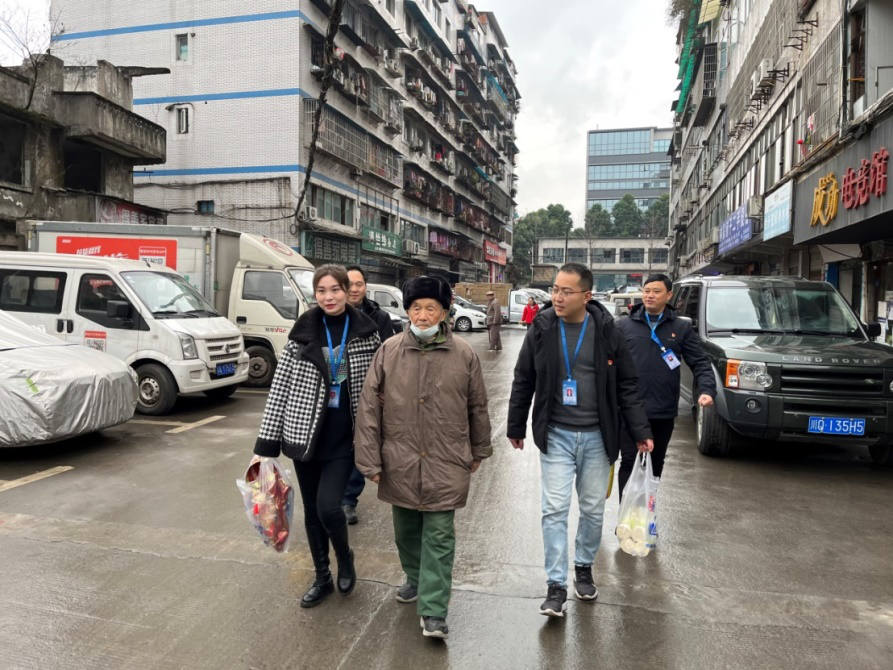 節(jié)前慰問送溫暖，情系下渡口社區(qū)困難群眾